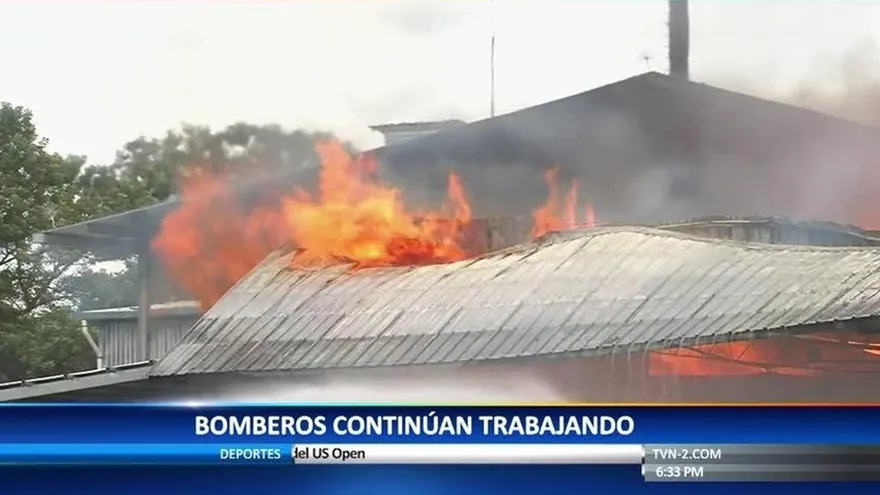 Bomberos controlan incendio en empresa en Tocumen; Continúan labores de extinción
