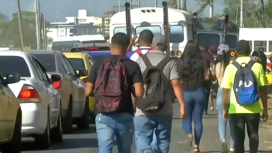 Obreros de proyecto Renovación Urbana de Colón reclaman pago de quincena