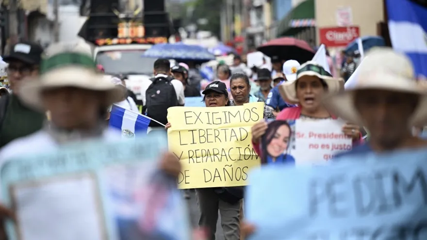Salvadoreños denuncian pérdida de derechos bajo el gobierno de Bukele