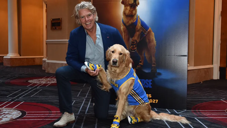 Roscoe, quien interpreta al perro Buddy, y el director y productor canadiense Robert Vince promocionan “Air Bud Returns”