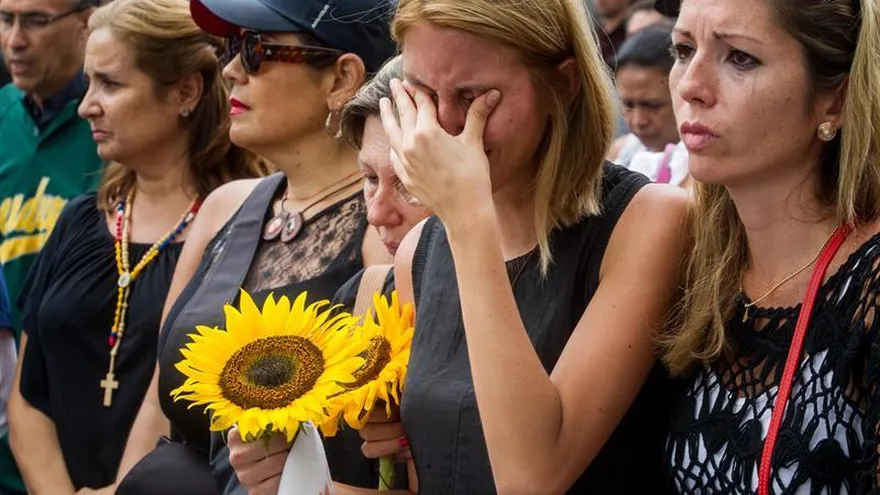 Familiares del joven Miguel Castillo participan en una marcha hoy, jueves 11 de mayo de 2017, en Caracas.