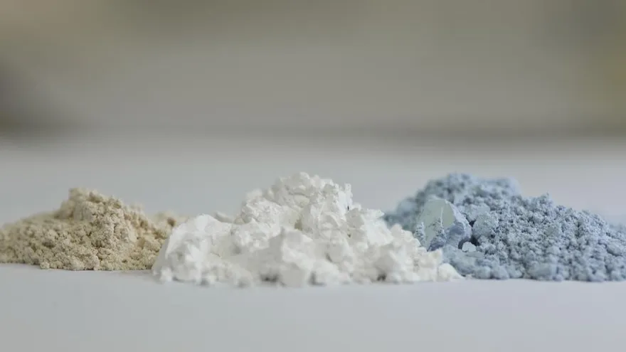 Las tierras raras (de izquierda a derecha) óxido de cerio, óxido de itrio y óxido de neodimio