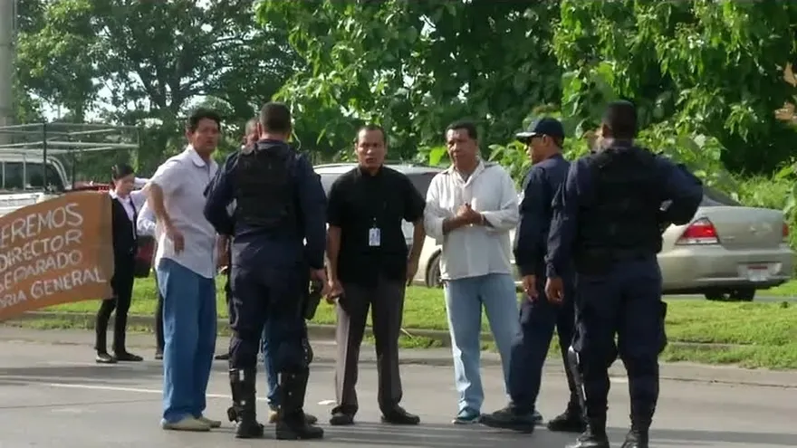Protesta por mal estado de sede del Inadeh