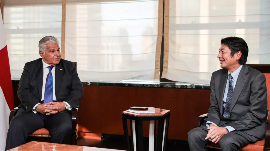 El presidente José Raúl Mulino junto al director ejecutivo del Mizuho Bank, Shuji Matsuura.