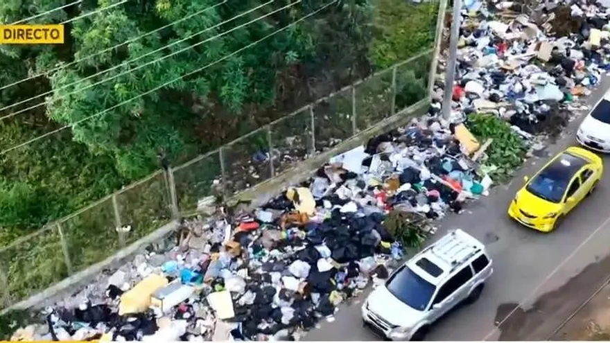 Calles de inundadas en basura.