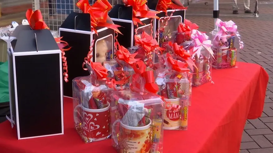 Centros comerciales se llenan en víspera del Día de la Madre: panameños realizan sus últimas compras.