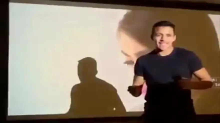 Alexis Sánchez bailando y tirando pasos en video