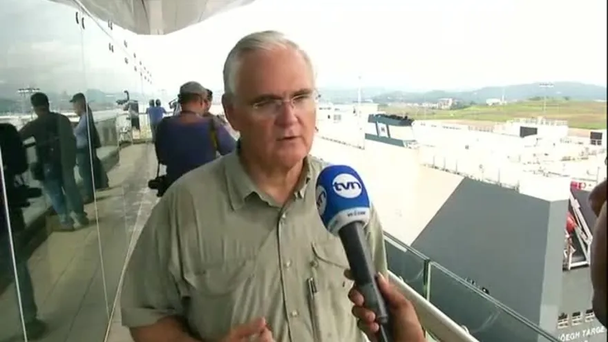 Cruza por el Canal Ampliado el buque portavehículos más grande del mundo.