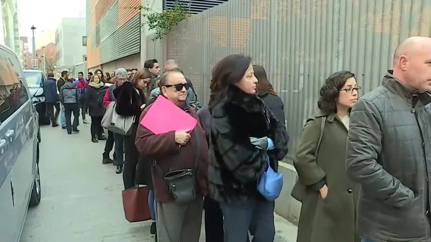 Cinco millones y medio de catalanes votan en una jornada decisiva