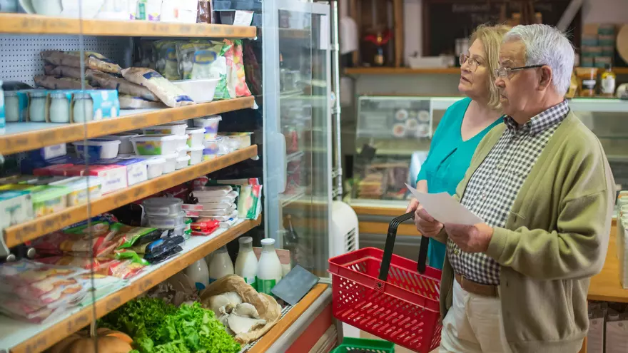 Dos personas adultas realizando compras en el suprmercado
