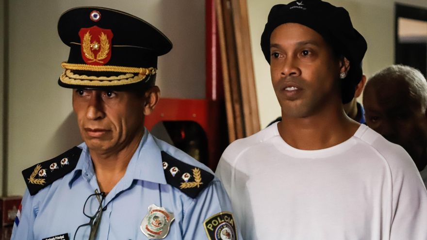 Juez decide mantener en prisión preventiva a Ronaldinho en Paraguay