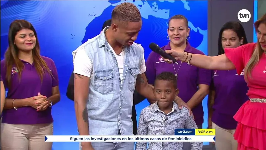 Gabriel Torres le regala zapatillas a Emmanuel Barrios, el niño que sueña con ser futbolista