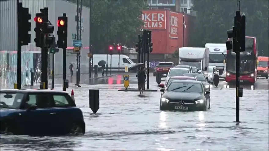 Lluvias torrenciales anegan calles en el sur de Londres