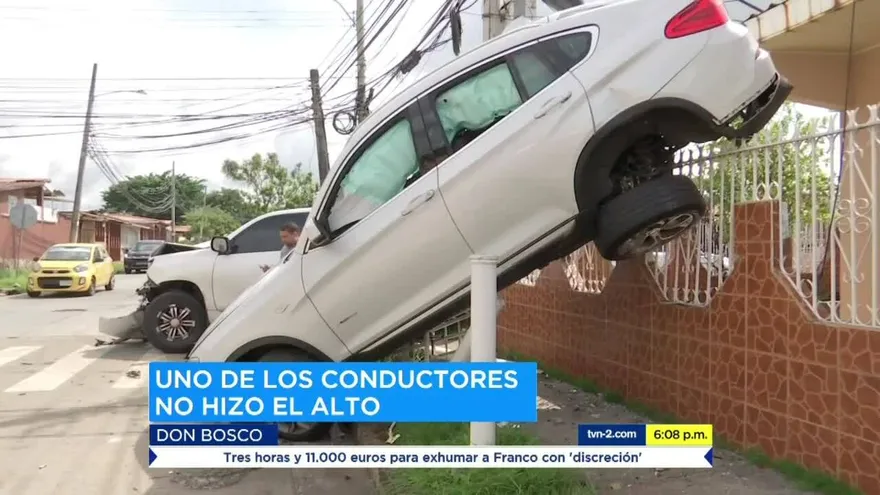 Auto choca contra una casa en Don Bosco