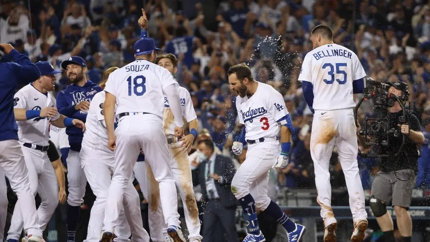 Chris Taylor celebra con sus compañeros  tras conectar el batazo decisivo