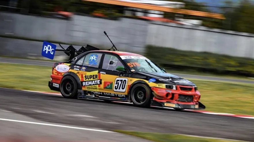 David Carballeda a bordo de su vehículo