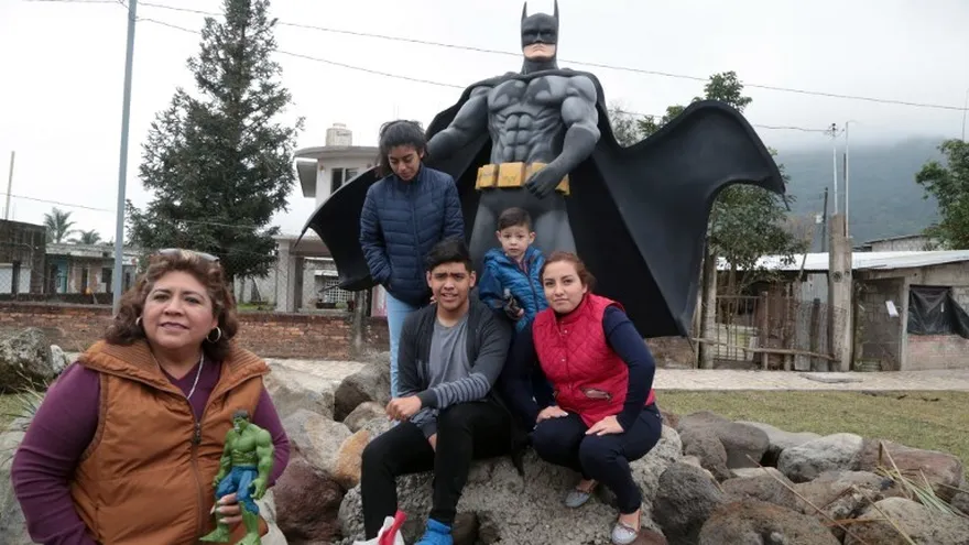 Una familia posa para una foto junto a la estatua de Batman en un parque en la comunidad de Ixhuatlancillo, en el estado de Veracruz, México.