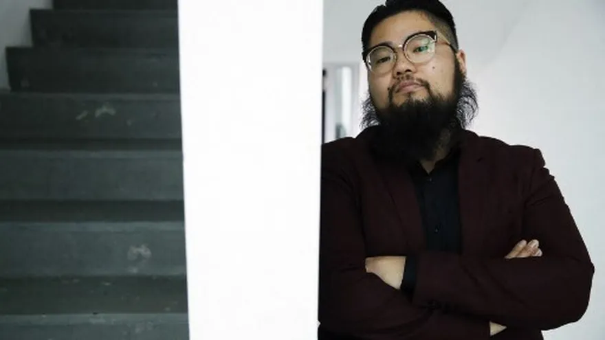 El caricaturista disidente chino Badiucao posa para un fotógrafo antes de una conferencia de prensa sobre la situación en Hong Kong en el anexo parlamentario Paul-Loebe-Haus en Berlín, el 25 de noviembre de 2019.