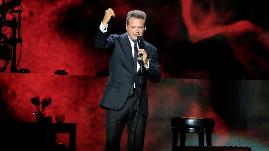 El cantante mexicano Luis Miguel, durante el concierto que ha ofrecido en el Winzink Center de Madrid, incluido en su gira "México por Siempre".