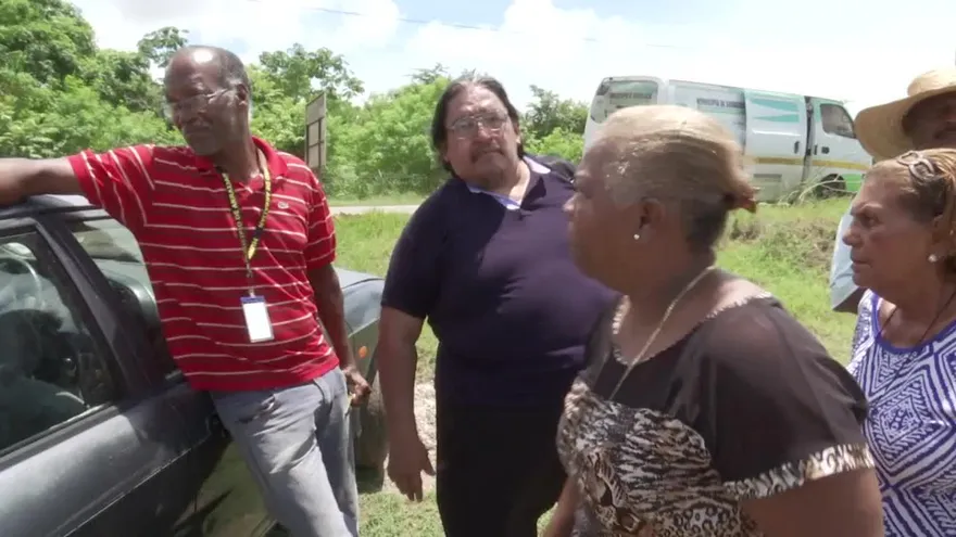 Funcionarios remueven cercas de locales en Veracruz