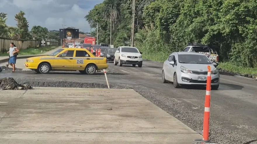 ¡Hasta 35 minutos de tráfico! Residentes exigen reparación de la vía Bolívar en Colón tras meses de deterioro