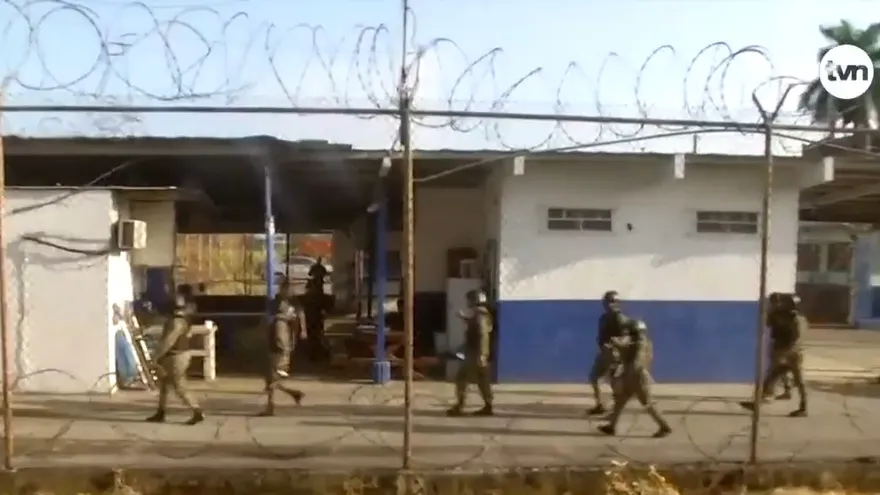 Contingente policial en la cárcel de Colón