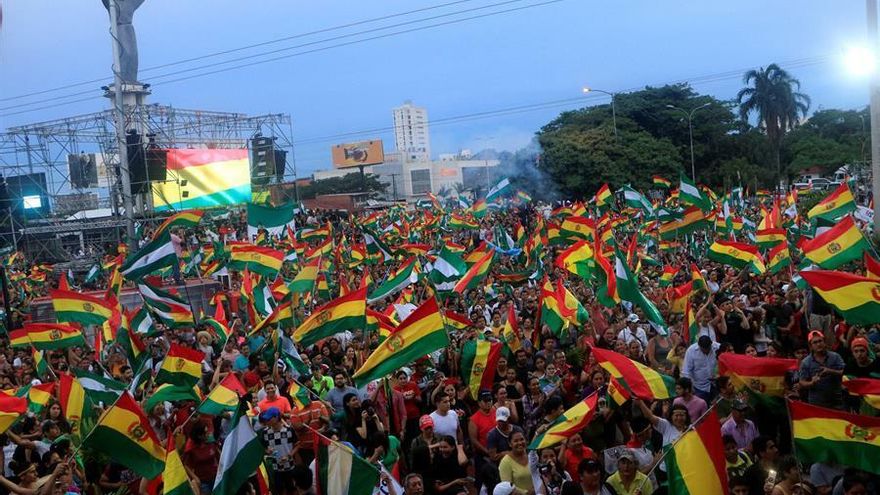 Ciudadanos bolivianos celebran la renuncia del presidente de Bolivia, Evo Morales, este domingo en Santa Cruz (Bolivia).