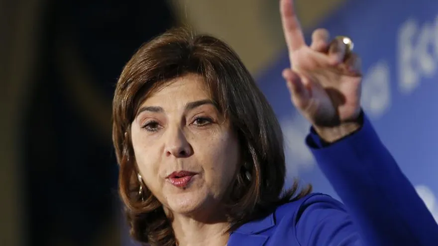 La ministra de Asuntos Exteriores colombiana, María Ángela Holguín, durante su intervención en un desayuno informativo celebrado hoy en Madrid, donde la vicepresidenta del Gobierno, Soraya Sáenz de Santamaría, la ha calificado de "amiga" de España, y ha ensalzado la trayectoria de Colombia, un "gran aliado" del que ha destacado su compromiso con la libertad y la democracia.