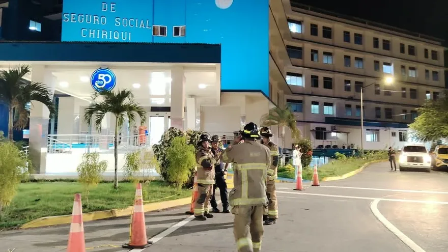 Personal de los Bomberos revisan las estructuras de hospitales y centros médicos en Chiriquí.