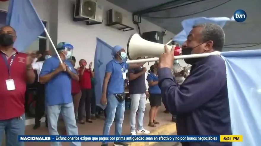 Funcionarios del hospital Amador Guerrera protestan