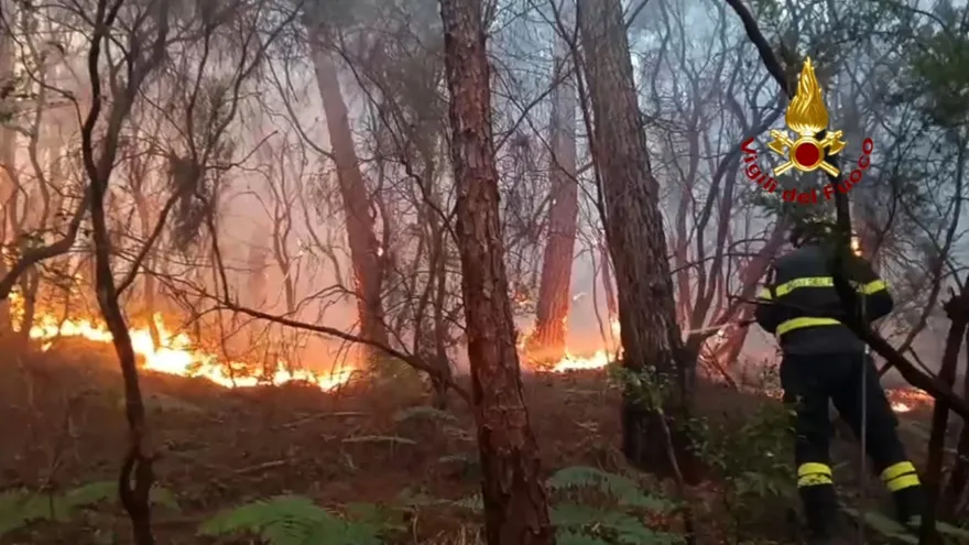 Italia anuncia evacuación de unas 3,500 personas por incendios en la región de Toscana.