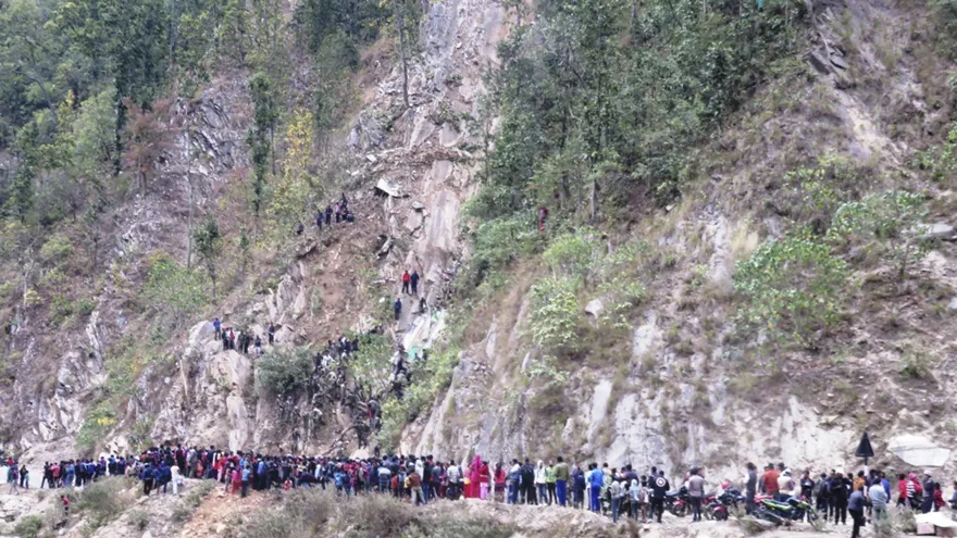 Miembros de los servicios de rescate buscan los cuerpos de las víctimas de un accidente de autobús en el que han fallecido al menos 26 personas en Jajarkot (Nepal)