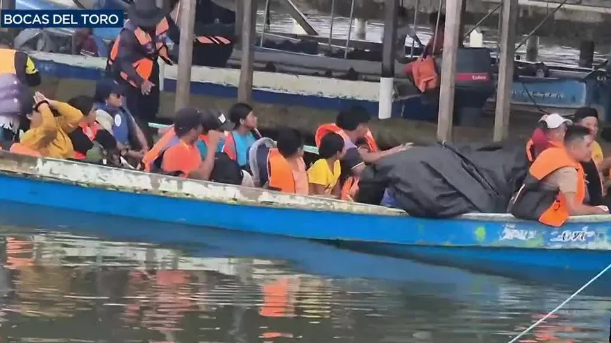 Rescatan a ocho personas en vuelco en Bocas del Toro