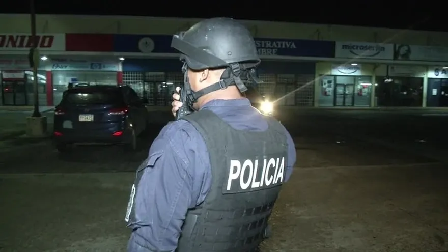 Hombres armados protagonizan balacera y robo en plaza La Doña