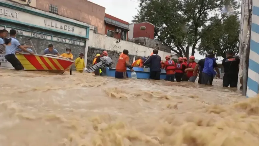 Inundaciones en Manila tras el paso del tifón Vamco