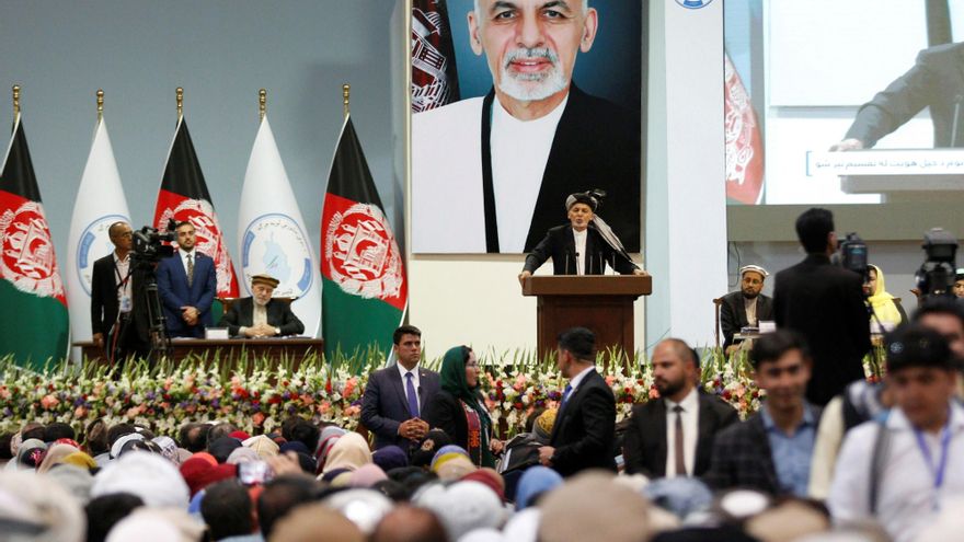 El presidente de Afganistán, Ashraf Ghani (c),pronuncia el discurso de la ceremonia de clausura de la Loya Jirga o gran asamblea del Gobierno afgano, este viernes, en Kabul, Afganistán