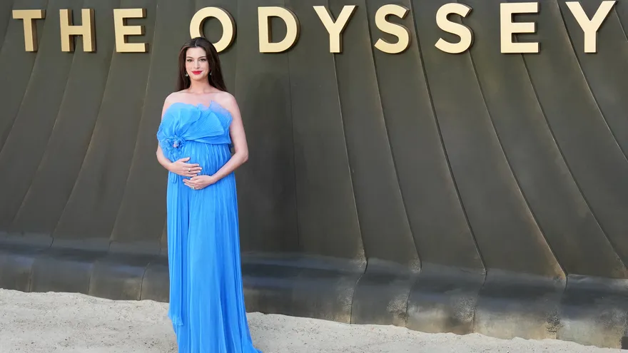 La actriz estadounidense Anne Hathaway posa a su llegada para asistir a la alfombra roja del estreno mundial de la película “The Odyssey” en Londres, el 6 de julio de 2026.