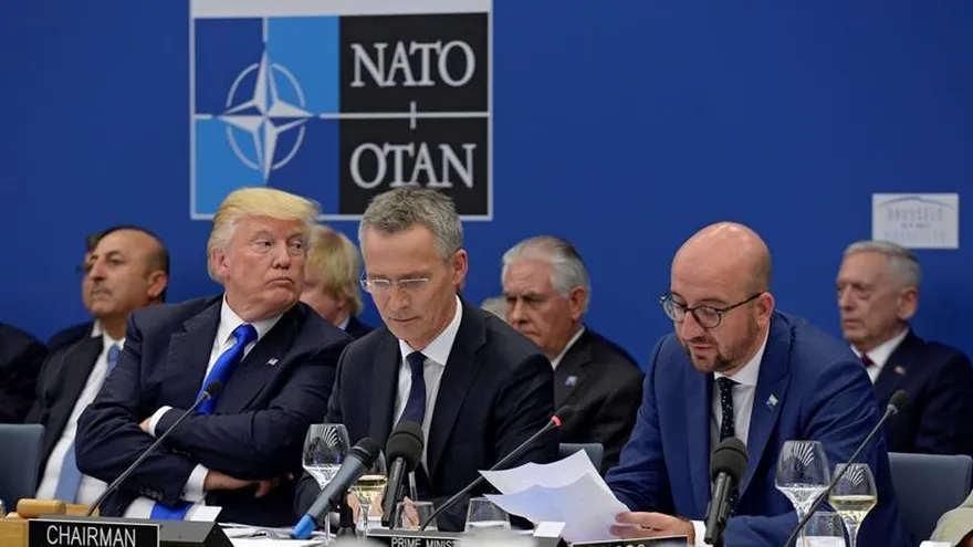 El presidente estadounidense, Donald J. Trump (i); el secretario general de la OTAN, Jens Stoltenberg (c), y el primer ministro belga, Charles Michel, durante la reunión de líderes de la Alianza Atlántica celebrada en Bruselas (Bélgica), hoy, 25 de mayo de 2017.