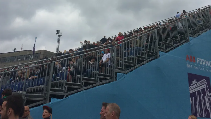 Público disfrutando de la carrera de la Fórmula E Berlín