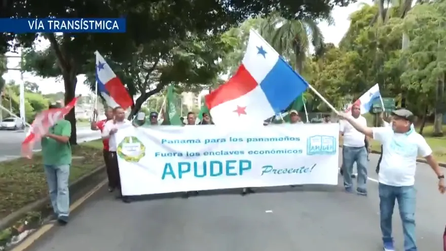 Docentes universotarios realizan marcha