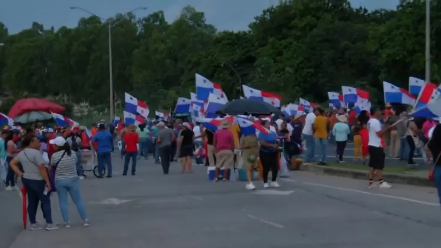 Docentes realizan protesta en autopista Arraiján-La Chorrera