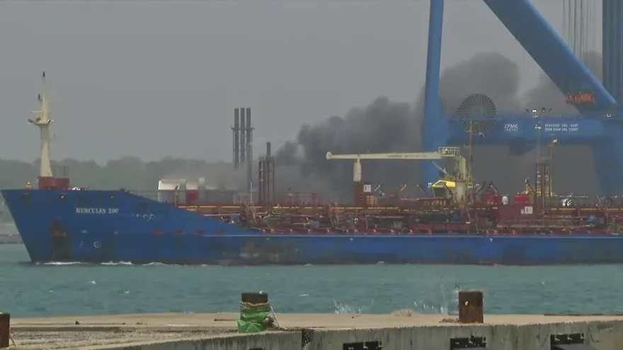 Fuego en zona portuaria de Colón ocurrió en unas barcazas