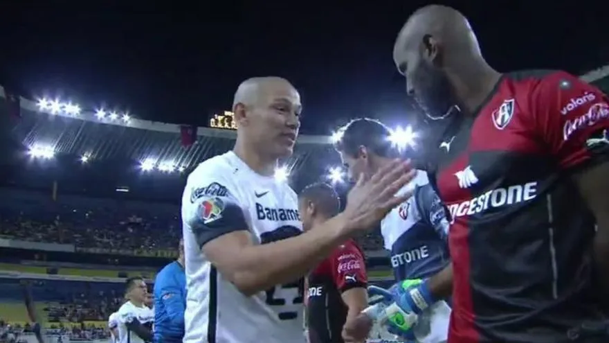 Momento en que Baloy no saludó a Darío Verón