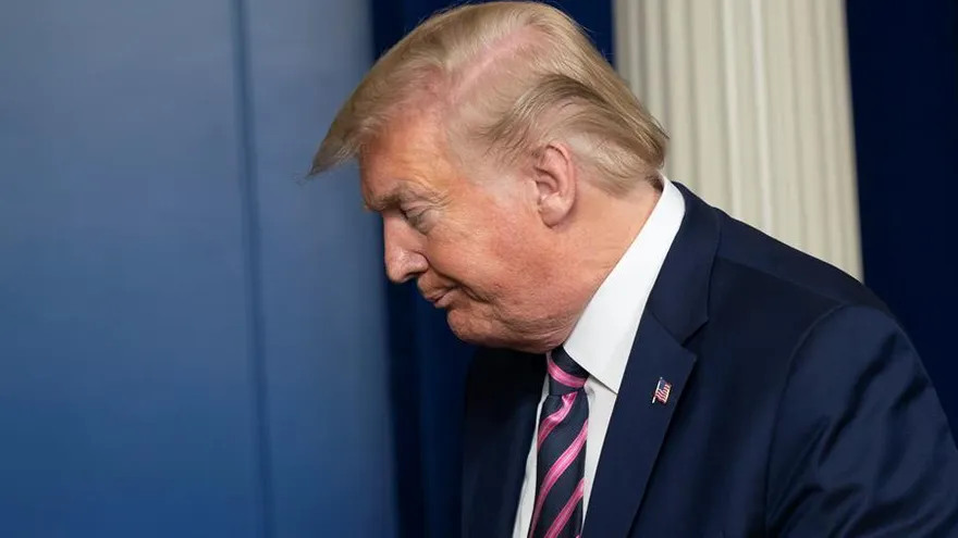 El presidente de Estados Unidos, Donald Trump, fue registrado este viernes, al final de su cotidiana rueda de prensa acerca de la pandemia del COVID-19, en Washington DC (EE.UU.)