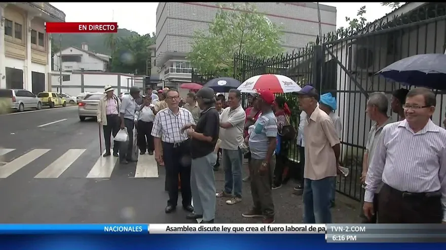 Jubilados apoyan al director de la CSS