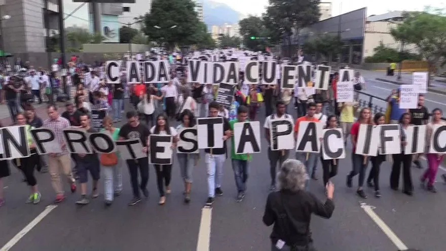 Venezolanos opositores rinden honor a muertos en protestas