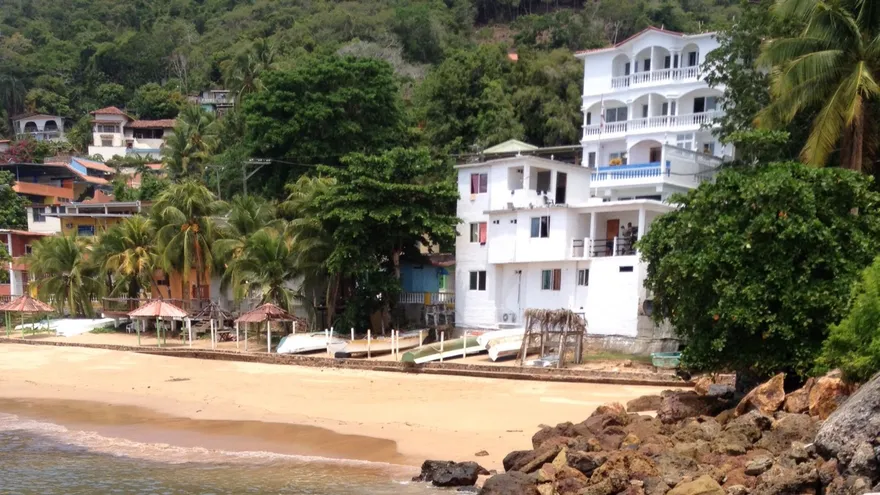 Derrame de sustancia oleosa en Taboga.