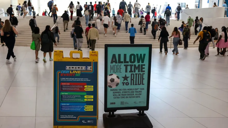 Pesonas se desplazan en la estación del World Trade Center de Nueva York días antes del inicio del Mundial 2026
