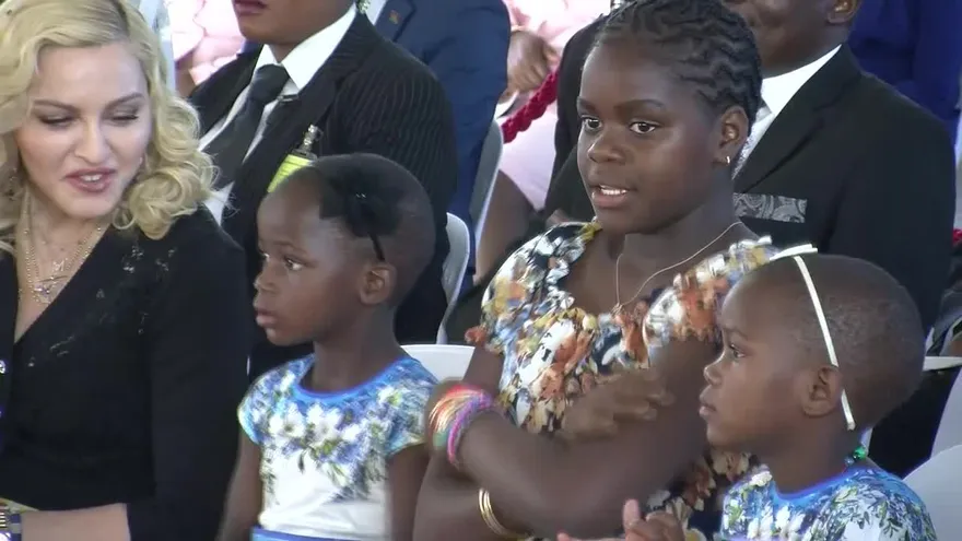Madonna inaugura hospital infantil en Malaui