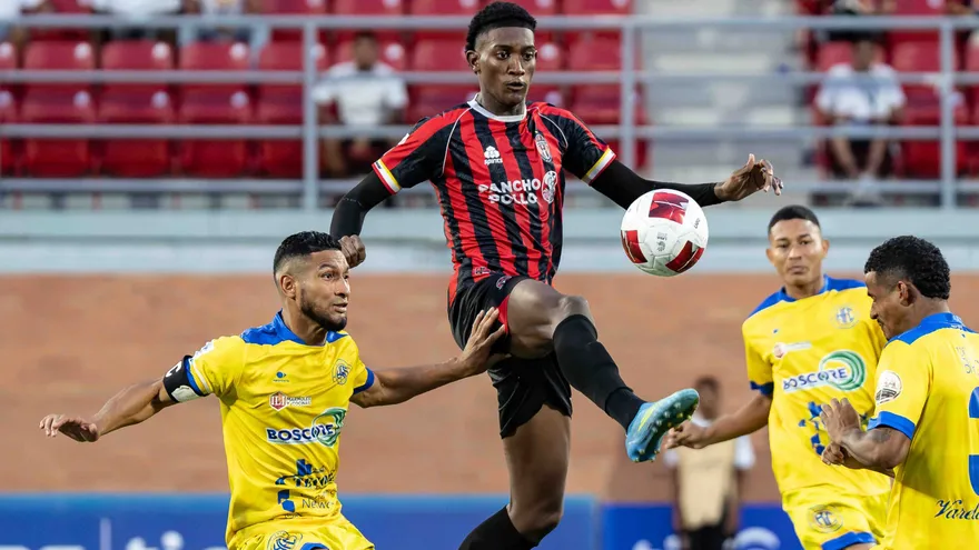 Sporting San Miguelito y Herrera FC en acción